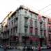 Fino a raggiungere via Crisanzio. Allangolo con via De Rossi si trova un palazzo di stile eclettico dai colori rosa pallido e acceso. Costruito nel 1924, accompagna unarchitettura schematica e funzionale a dettagli pi fantasiosi e peculiari come i mascheroni che sovrastano le finestre e le nicchiette contenenti figure mitologiche